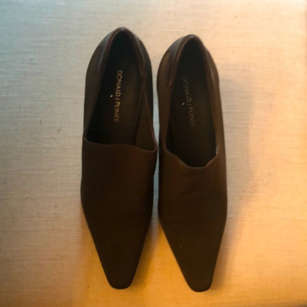 Donald Pliner Heeled Pointed Toe Shoes with 2.25 Inch Heel Sz 9 GUC